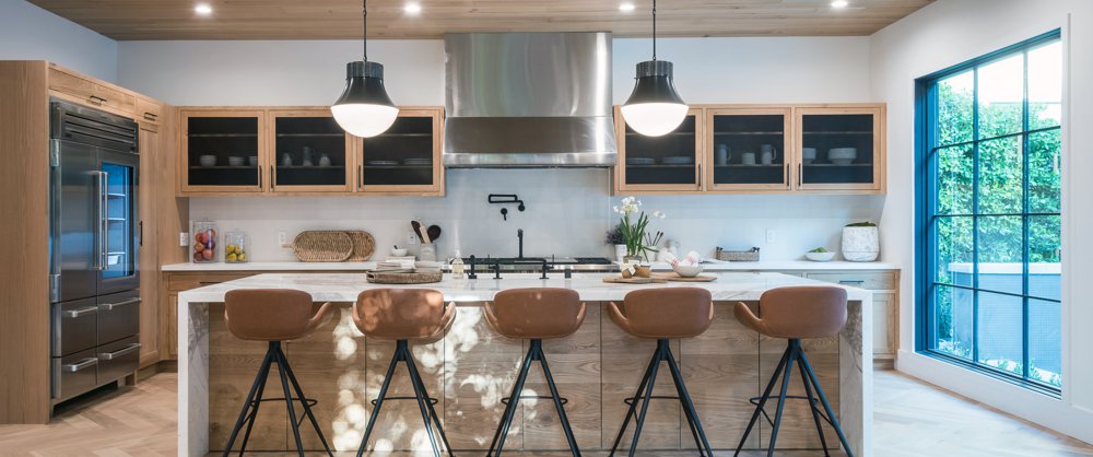 Jak wybrać oświetlenie nad wyspę w kuchni?